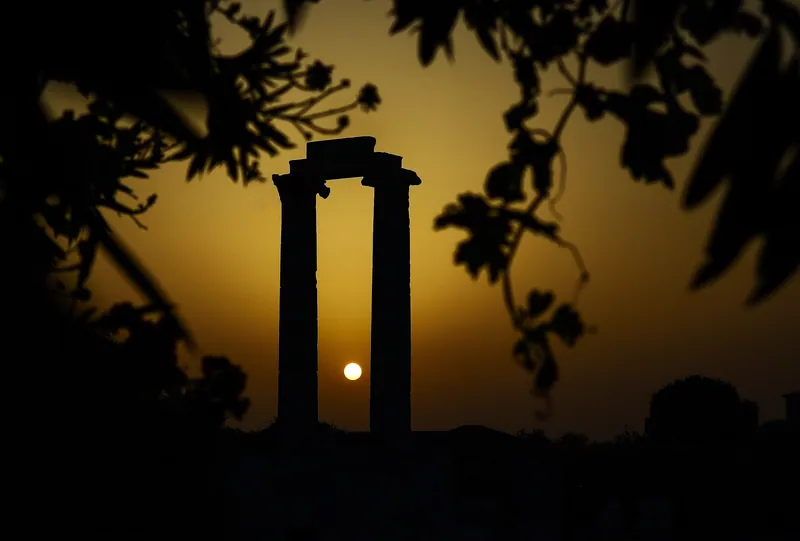 صورة ظلية لعمودين باقيين عند الغروب