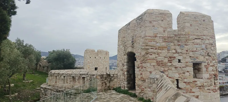 Kale burçları ve surlar, geniş açıdan