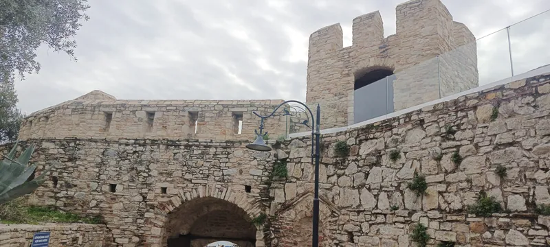 Sur duvarındaki kemerli kapı ve yuvarlak kule