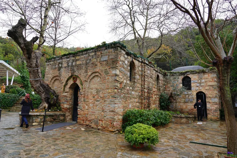 Meryem Ana Evi'ne yandan bakış; taş duvar ve avlu