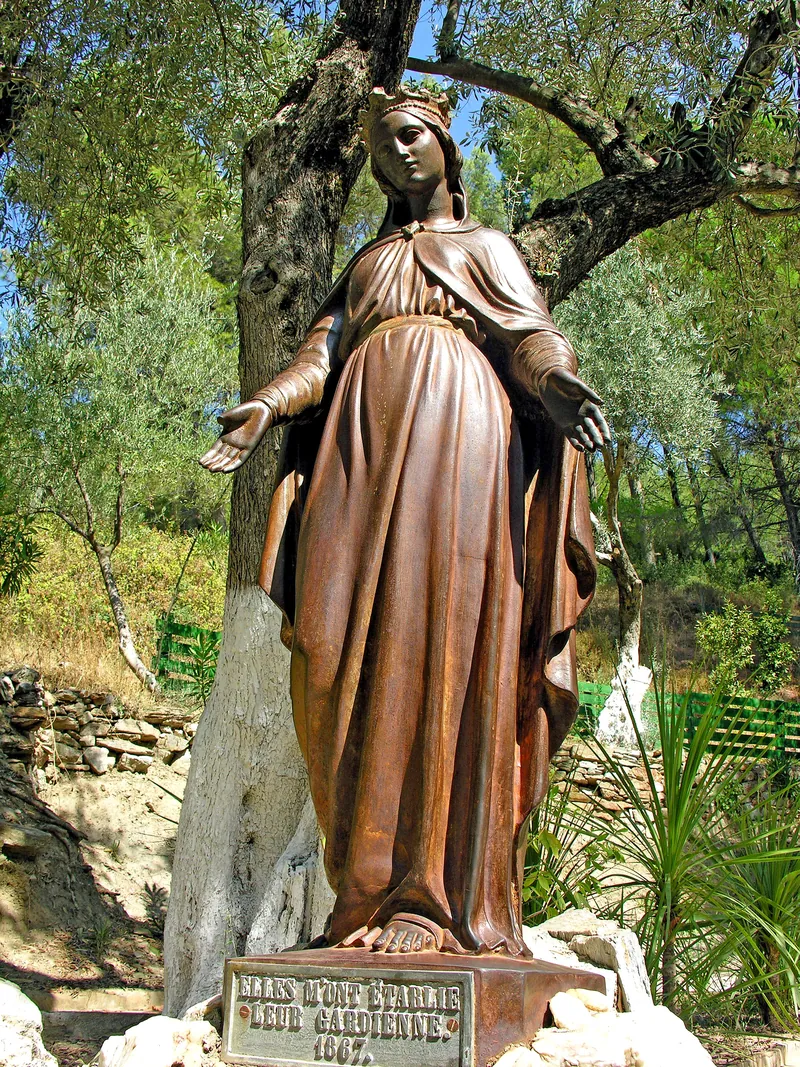 Meryem'in bronz heykeli; kaidesinde Fransızca yazıt ve 1867 tarihi